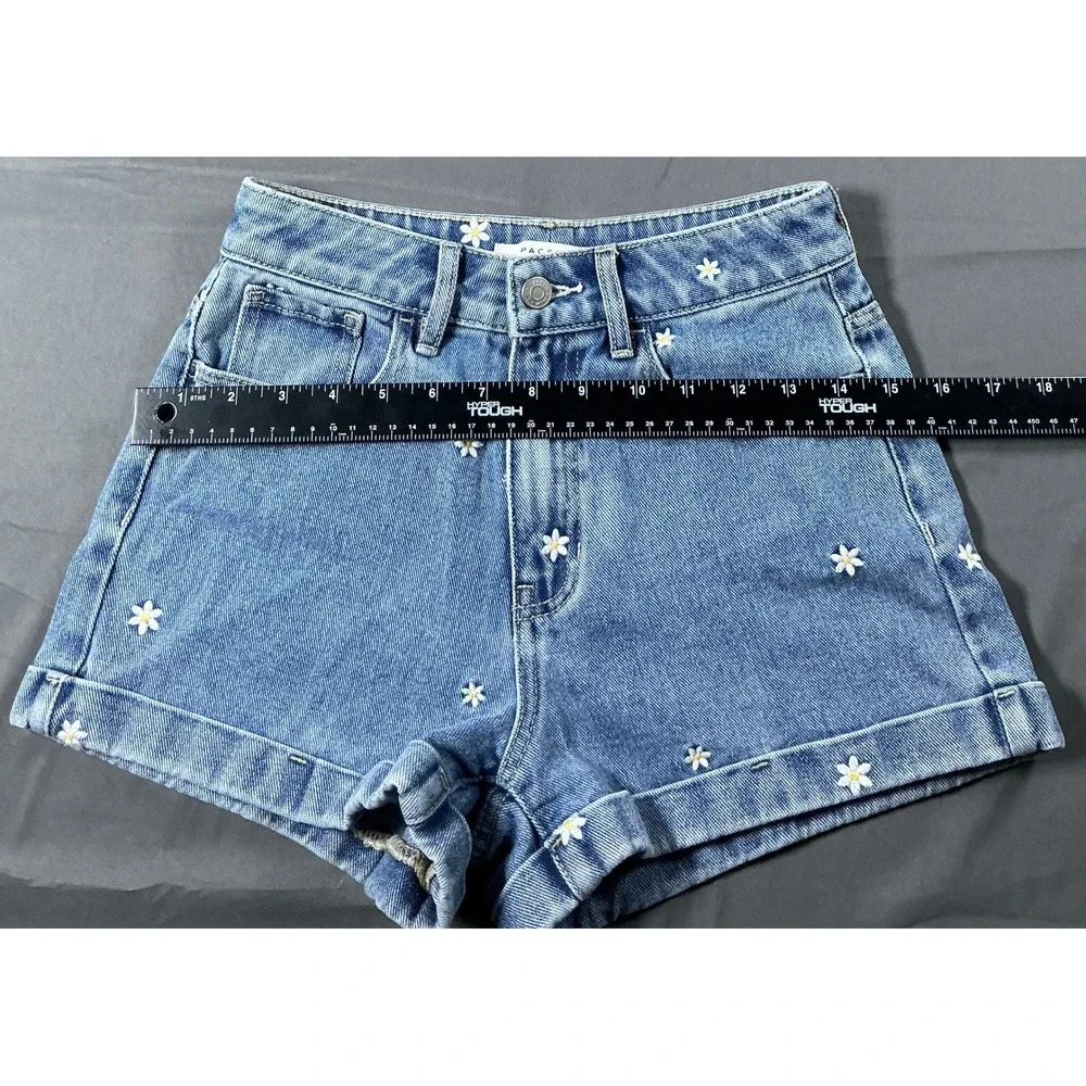 PacSun Daisy Embroidered Mom Shorts High Waisted Medium Wash Denim Size 24 US 0